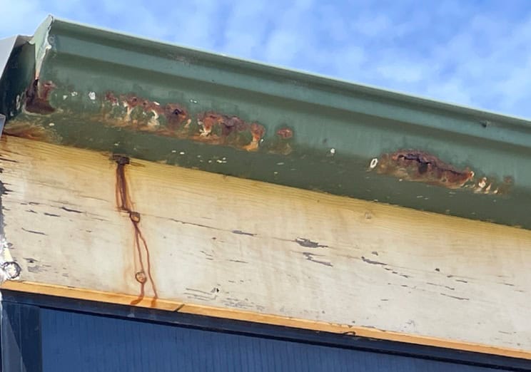 Image of Rusted gutter